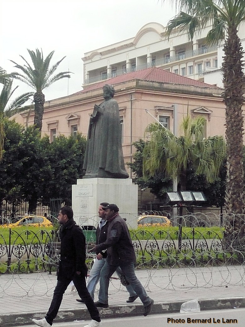 statue d' Ibn Khaldoun à Tunis