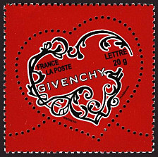 Le coeur de Givenchy sur fond rouge